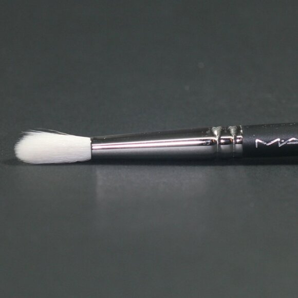 MAC 222 Natural Goat Hair Tapered Blending Brush - Picture 1 of 2